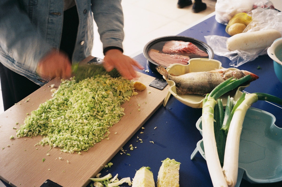 Preparazione di ingredienti freschi per ricette salutari
